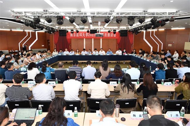 我校召开辅导员专题座谈会