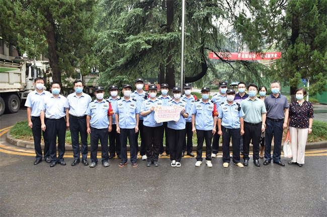 校领导慰问五台校区一线在岗职工