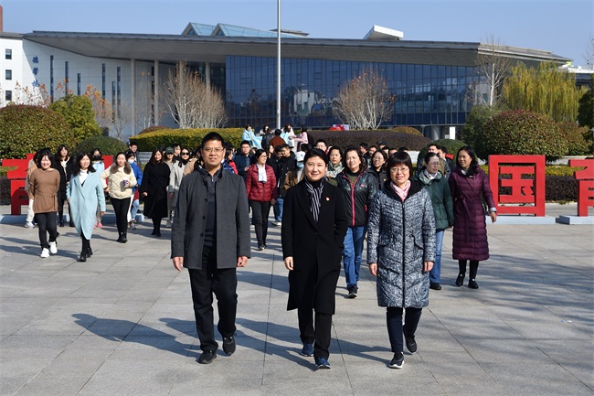 我校开展“幸福嘉年华”教职工校园健身行